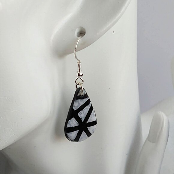Handmade black and white polymer clay earrings. Boucles d'oreilles - Picture 5 of 6